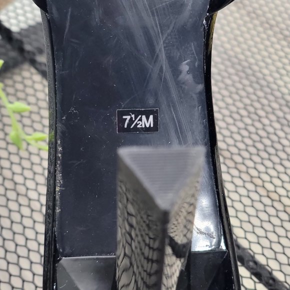 Guess By Marciano Gwadeline Black & Gold Sandals - Picture 9 of 10